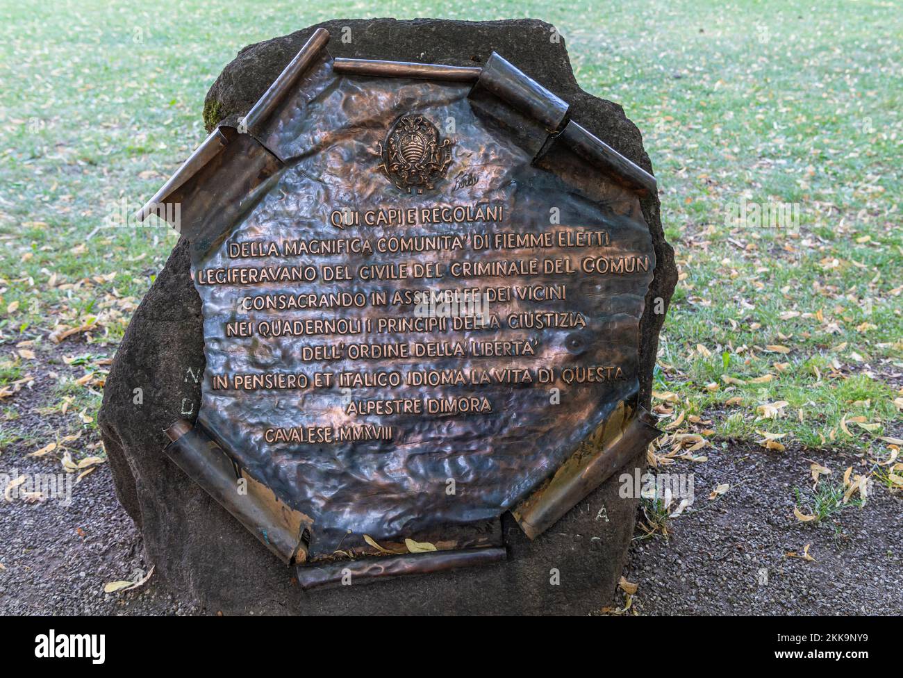 Panneau Banco della Reson au Parc Pieve de la ville de Cavalese - 18th siècle - province de Trento, Trentin-Haut-Adige, nord de l'Italie Banque D'Images