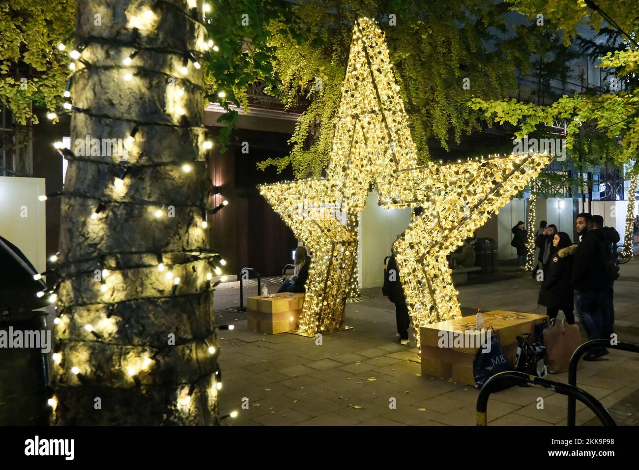 Oxford Market, Oxford Circus, Londres, Royaume-Uni. 25th novembre 2022. Illuminations de Noël sur Oxford Market près d'Oxford Circus, Londres. Crédit : Matthew Chattle/Alay Live News Banque D'Images