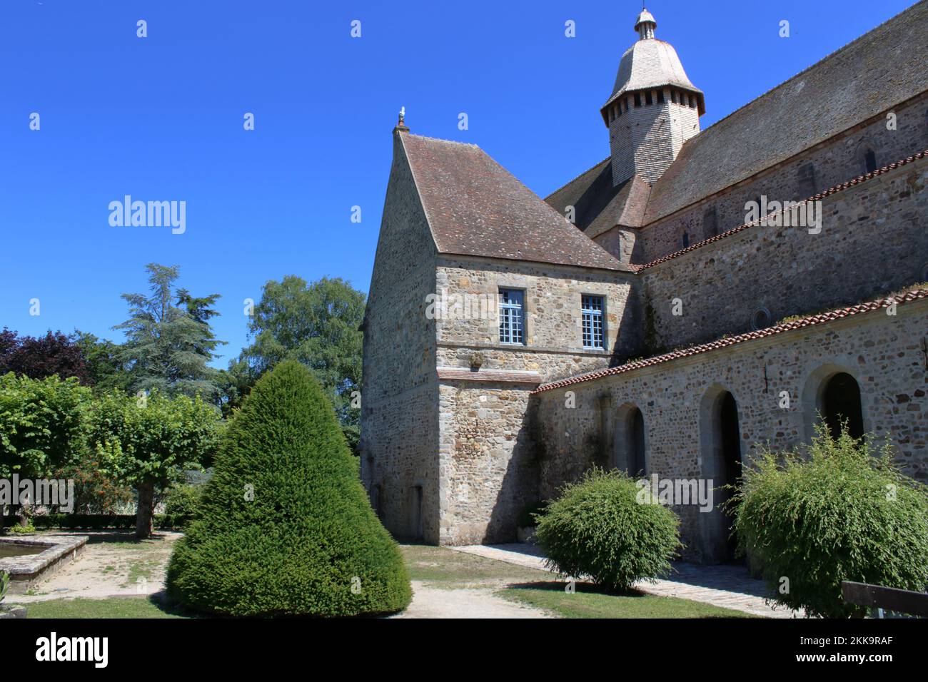 Vue arrière de l'abbaye médiévale de Saint Pierre et Saint Paul située dans la ville thermale d'Évaux-les-bains située en Creuse France. Banque D'Images