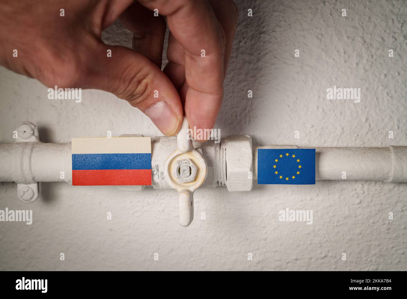 Fermer à la main une vanne de gaz sur un pipeline domestique symbolisant la coupure d'énergie de la Russie à l'Union européenne. Banque D'Images