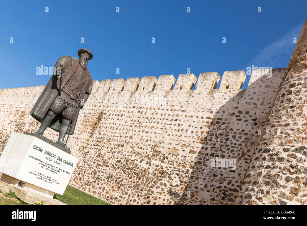Sines. Portugal - 9 mars 2020 : statue de l'explorateur portugais Vasco da Gama devant l'église de Sines. Alentejo, Portugal, Europe Banque D'Images