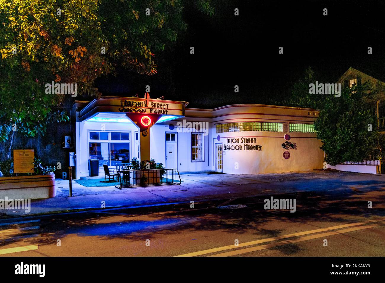 Key West, États-Unis - 26 août 2014 : vue de nuit de l'extérieur du cinéma à Key West dans un design art déco typique avec Marilyn monroe comme statue à l'entrée. Banque D'Images