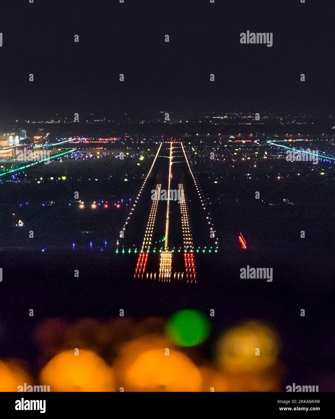 FRANCFORT, ALLEMAGNE - 9 octobre 2014 : atterrissage de nuit avec un avion commercial à l'aéroport de Francfort, Allemagne. Banque D'Images