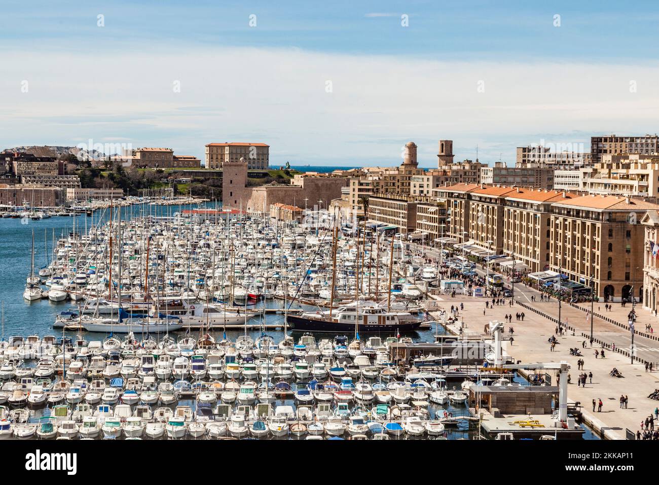 Marseille, France - 29 mars 2015 : yachts blancs dans le Vieux-Port, au centre-ville de Marseille. Banque D'Images