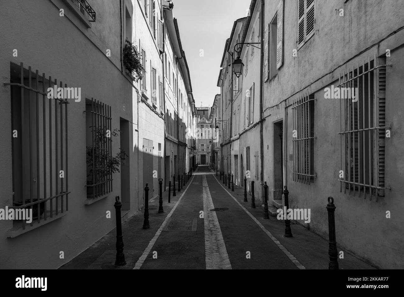 AIX en Provence, France - 8 juillet 2015 : petites vieilles rues de la vieille ville d'Aix en Provence aux façades françaises typiques. Banque D'Images
