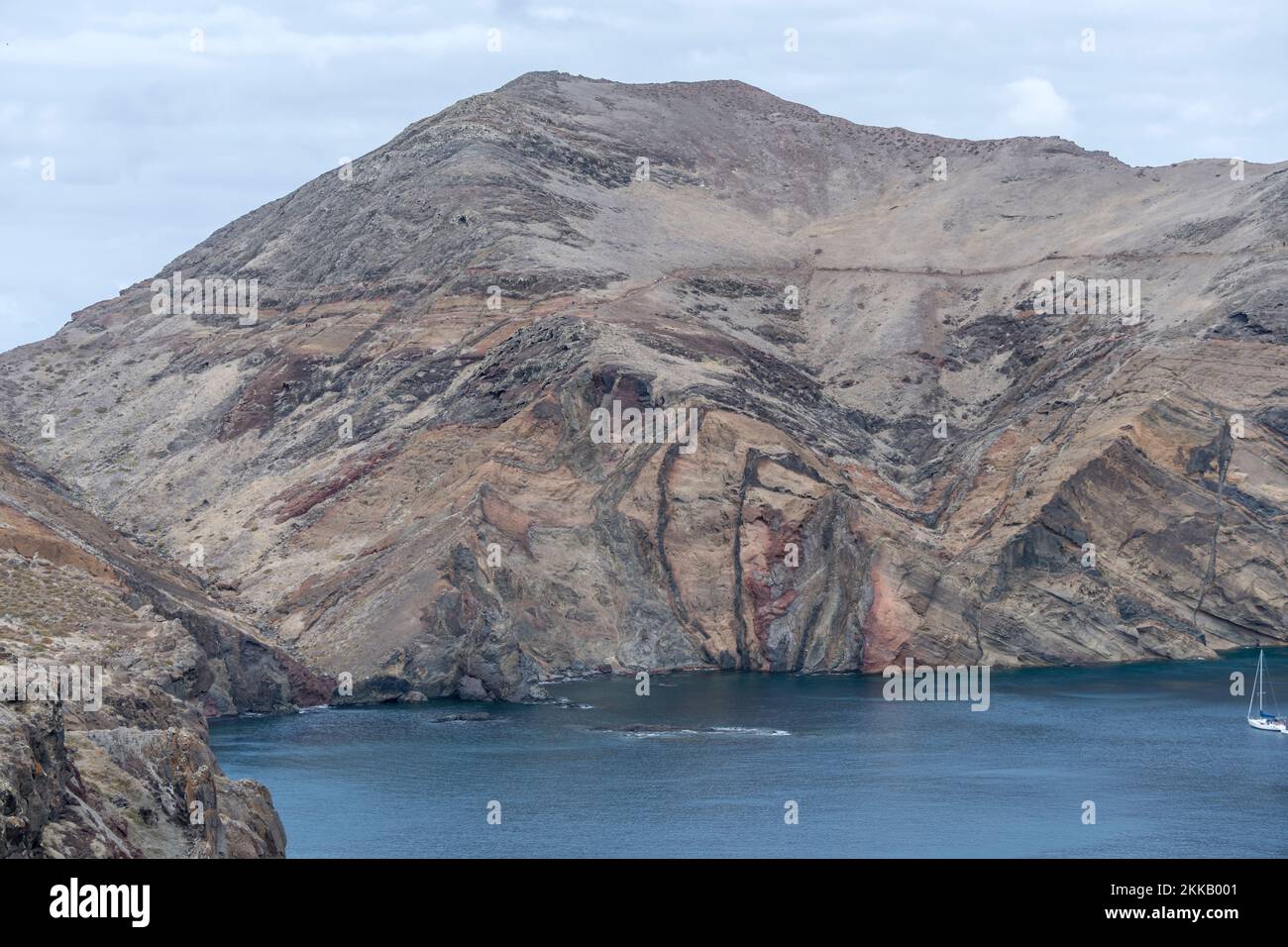 Paysage avec des couches volcaniques sur des pentes arides de crique sur l'océan Atlantique, tourné en lumière vive à Baia d Abra, Madère, Portugal Banque D'Images