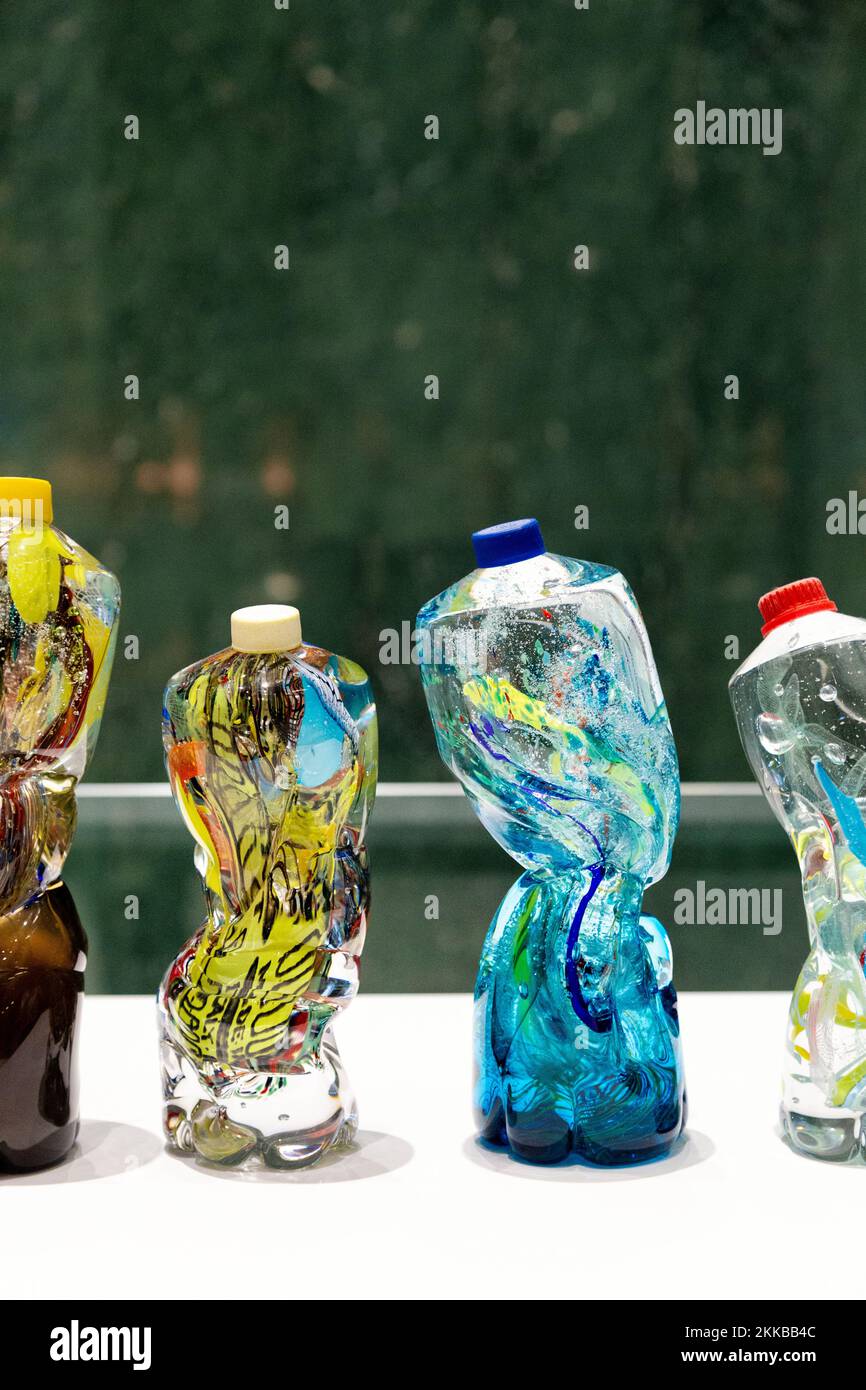 Sculptures en verre « even stages of Degradation » de Louis Thompson, exposition Ebb & Flow à One Canada Square, Summer Lights Festival, Canary Wharf, Lo Banque D'Images