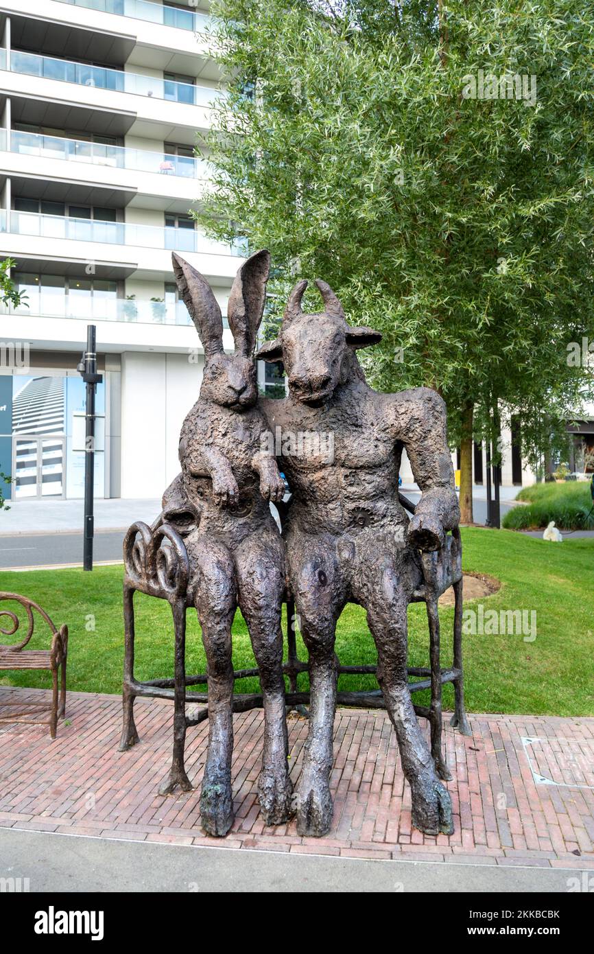 Sculpture « The Minotaur and the Hare on Bench » de Sophie Ryder, Harbour Quay Gardens, Wood Wharf, Canary Wharf, Londres, ROYAUME-UNI Banque D'Images