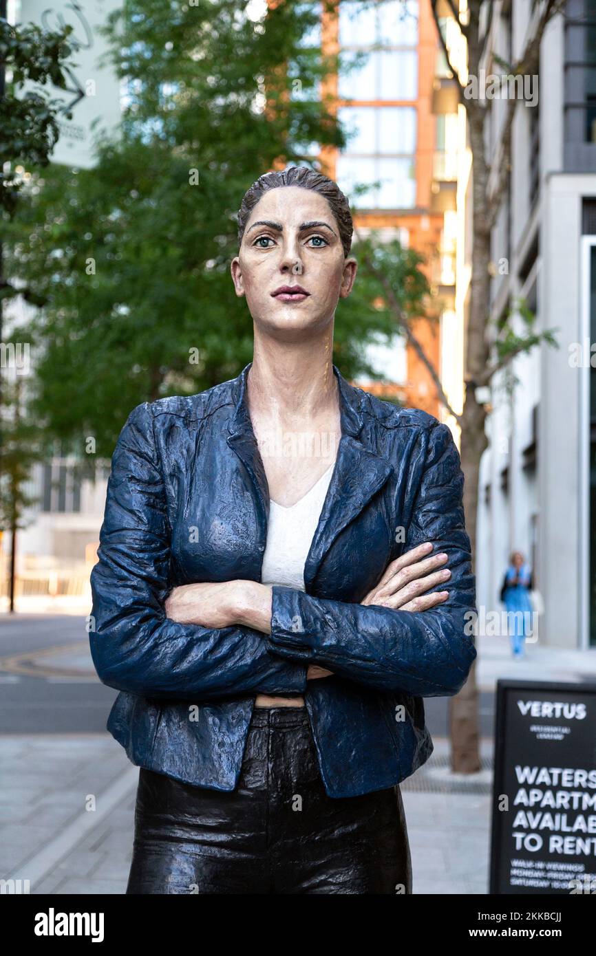 Femme debout (2020) sculpture de Sean Henry, Wood Wharf, Canary Wharf, Londres, Royaume-Uni Banque D'Images