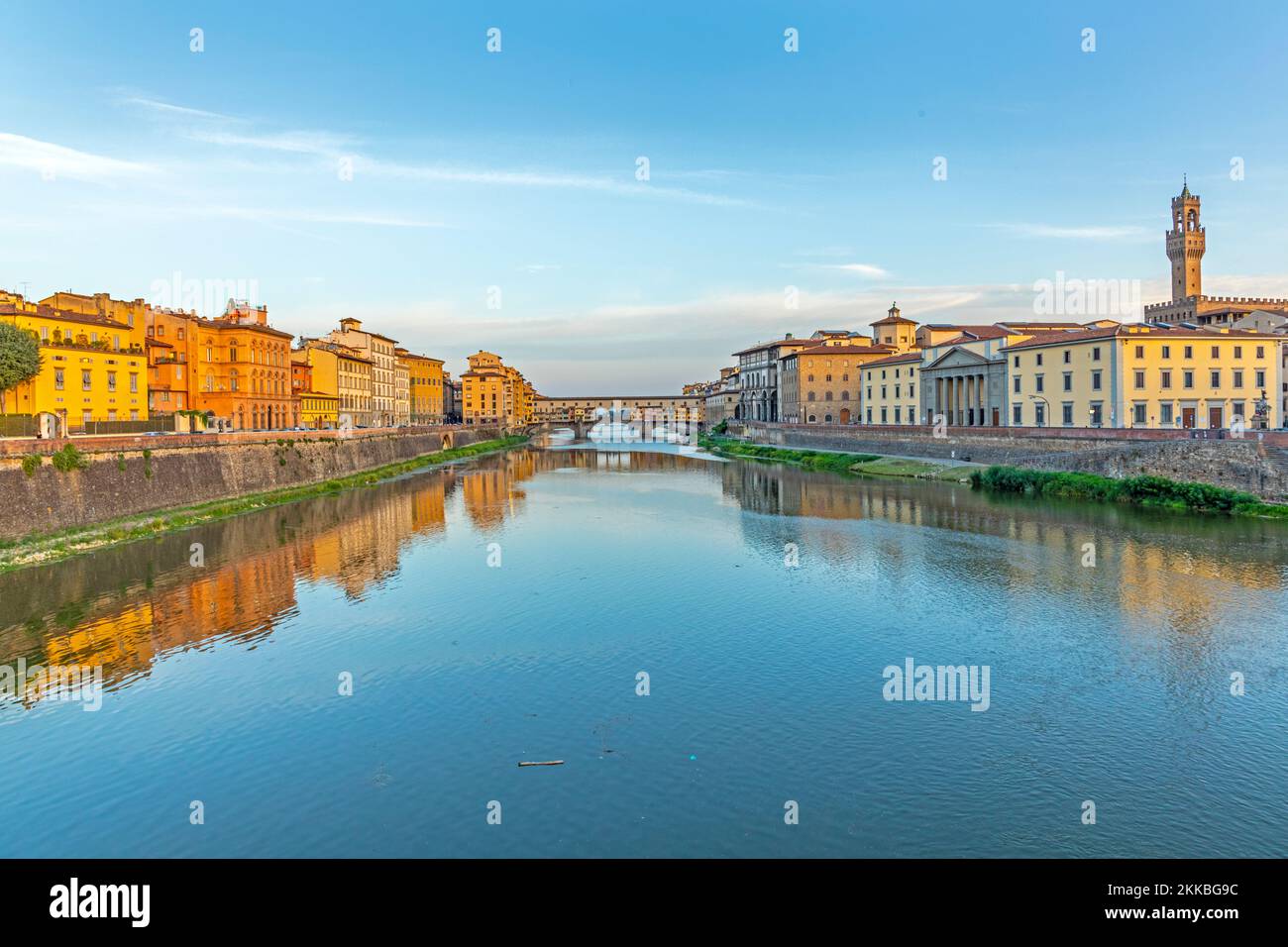 Florence, Italie - 13 août 2019 : célèbre Ponte Veccio historique à Florence, au bord de l'Arno Banque D'Images