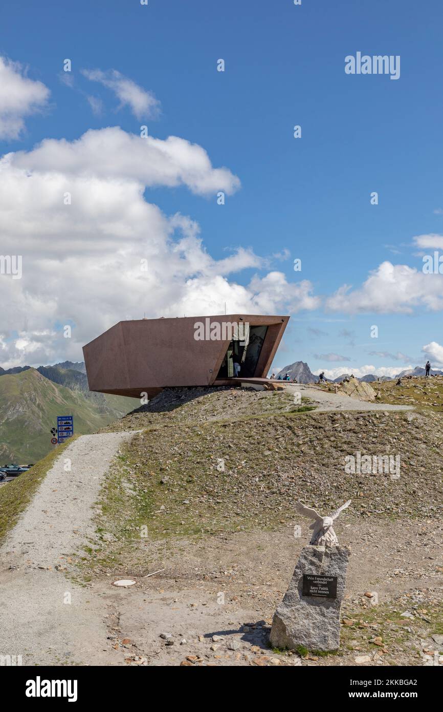 Timmelsjoch, Autriche - 14 août 2019: Timmelsjoch Experience Pass Musée au-dessus de la route haute de Timmelsjoch sur la frontière italienne-autrichienne. Efficacité organisationnelle Banque D'Images