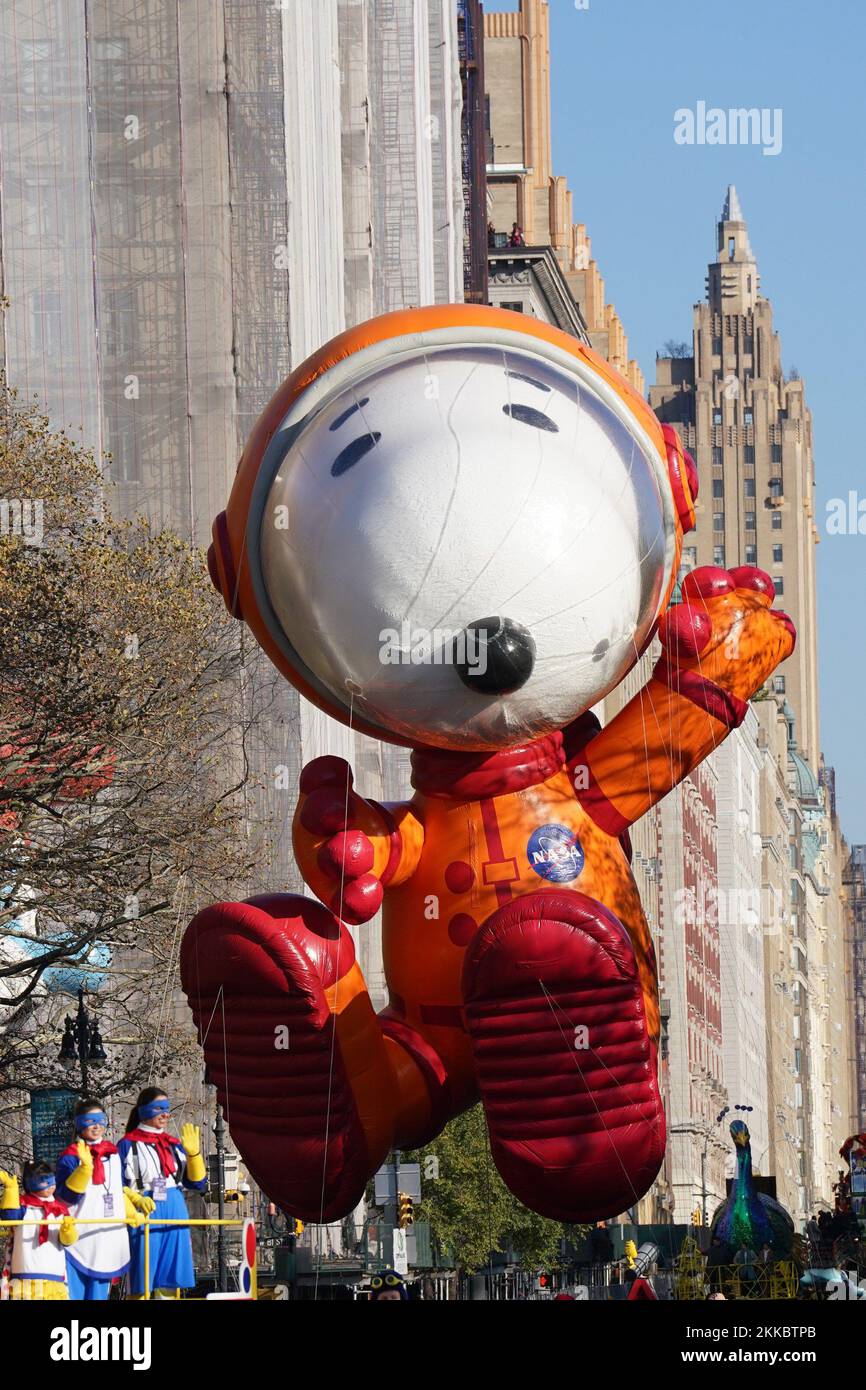 New York, NY, États-Unis. 24th novembre 2022. L'astronaute Snoopy assistait à la parade de Thanksgiving de Macy, Midtown Manhattan, New York, NY 24 novembre 2022. Crédit : Kristin Callahan/Everett Collection/Alay Live News Banque D'Images