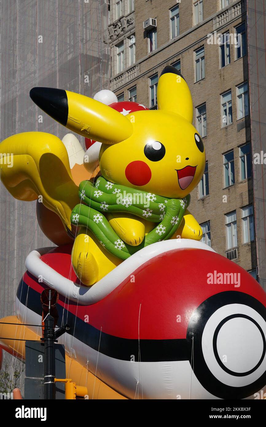 New York, NY, États-Unis. 24th novembre 2022. Pikachu, ballon en présence de la parade de Thanksgiving de Macy, Midtown Manhattan, New York, NY 24 novembre 2022. Crédit : Kristin Callahan/Everett Collection/Alay Live News Banque D'Images