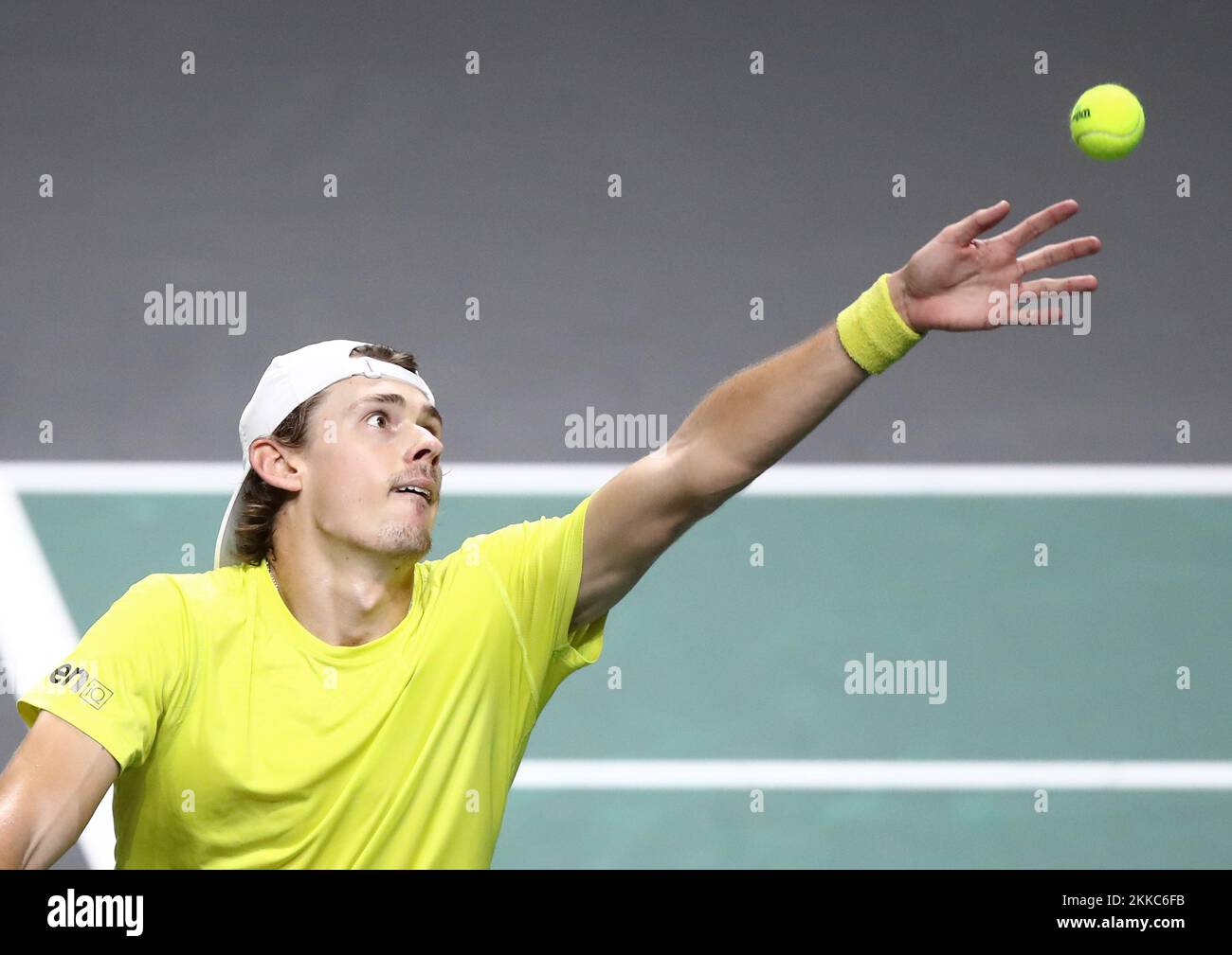 Alex de Minaur d'Australie sert pendant la coupe Davis par Rakuten finales 2022 match entre l'Australie et la Croatie au Palacio de los Deportes Jose Maria Martin Carpena à Malaga, Espagne sur 25 novembre 2022. Photo: Sanjin Strukic/PIXSELL Banque D'Images