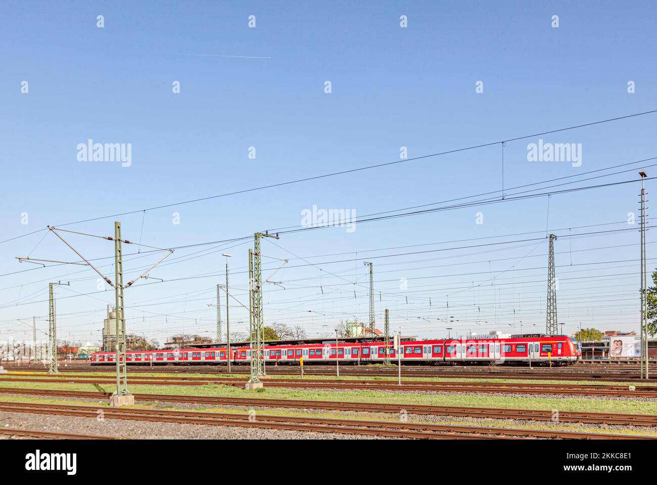 Hattersheim, Allemagne - 11 avril 2011 : voies ferrées avec train S-Bahn en direction de Francfort. Banque D'Images