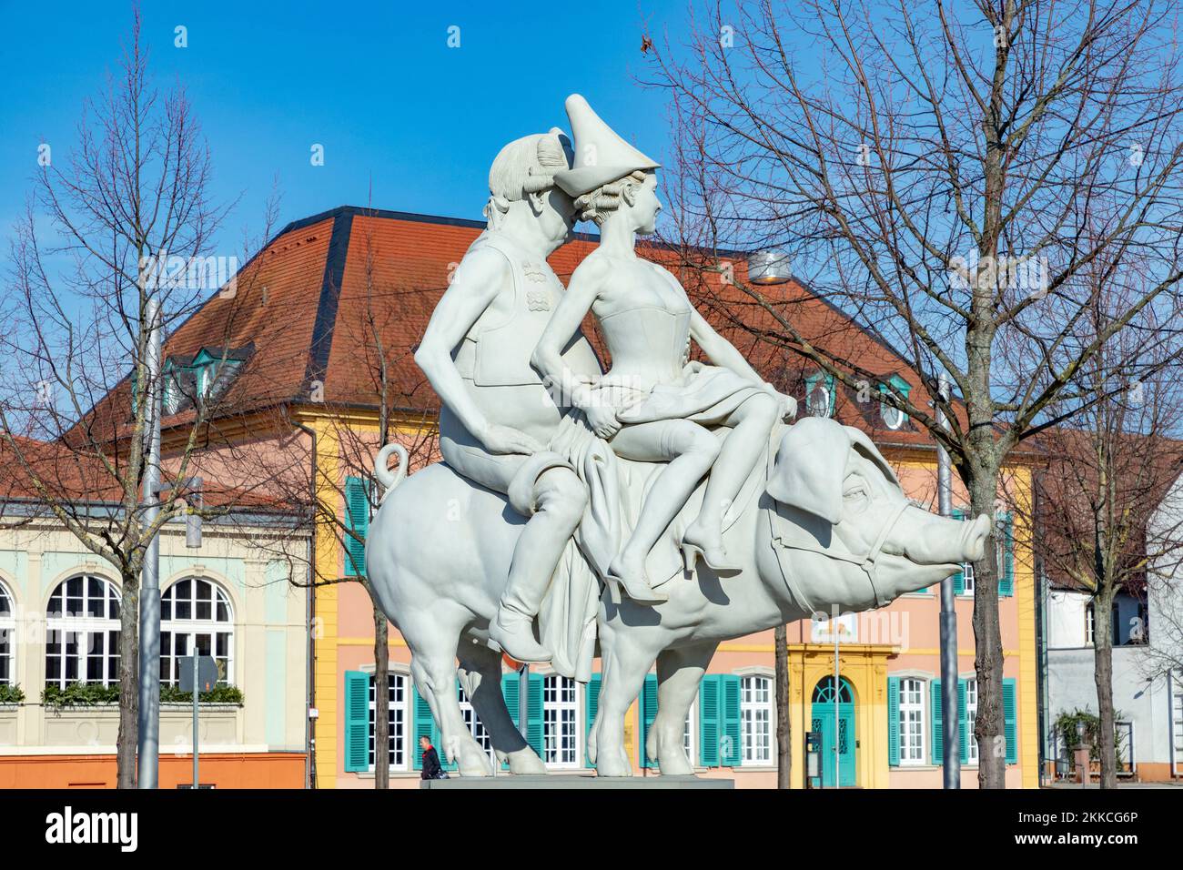 Schwetzingen, Allemagne - 6 FÉVRIER 2019 : la sculpture de Peter Lenk le Pig Lucky a été dévoilé en 2016. Il montre le Price-électeur Charles T, légèrement vêtu Banque D'Images