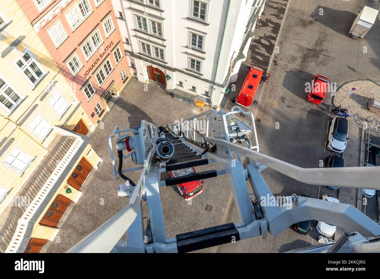 Vienne, Autriche - 18 FÉVRIER 2019 : les pompiers de Vienne testent l'échelle rotative du camion d'incendie de Freyung place. Banque D'Images