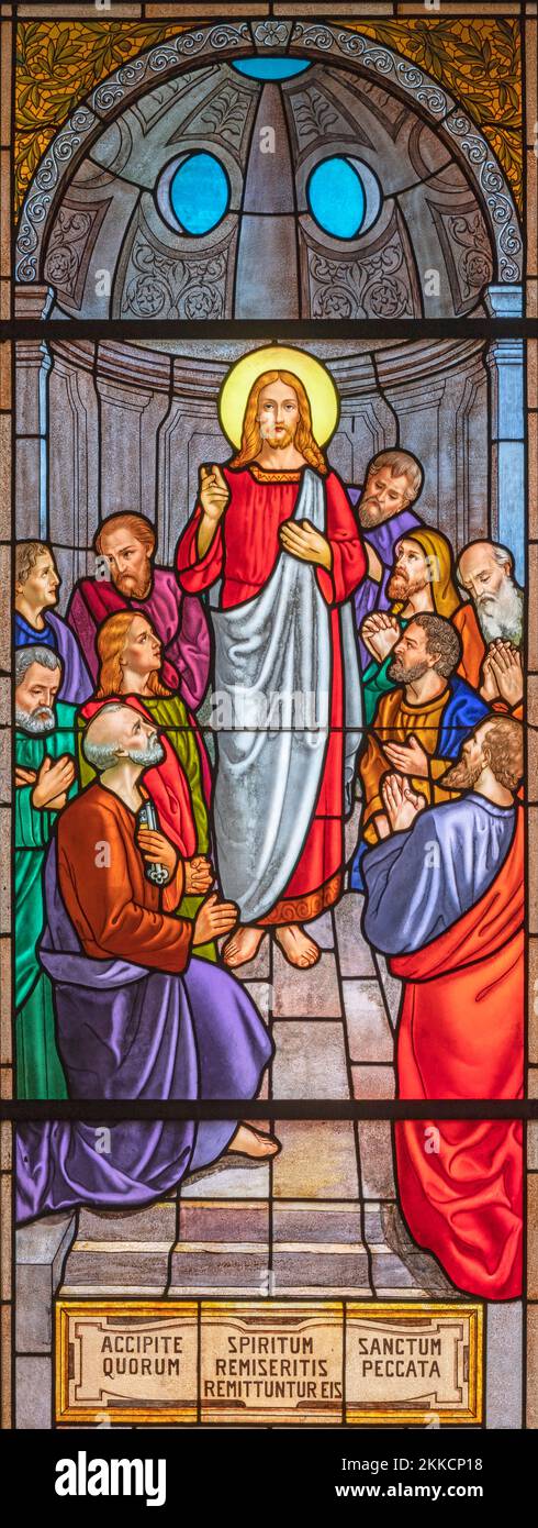 ALAGNA, ITALIE - 16 JUILLET 2022 : Jésus donne l'autorité à ses disciples pour pardonner des péchés dans le vitrail de l'église San Giovanni Battista par O. Banque D'Images