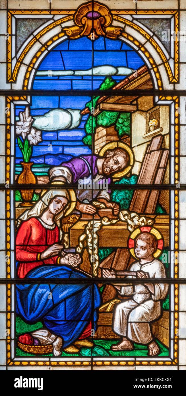 ALAGNA, ITALIE - 16 JUILLET 2022 : la Sainte famille dans le vitrail de l'église San Giovanni Battista par O. Janni dès le début de 20. Cent. Banque D'Images