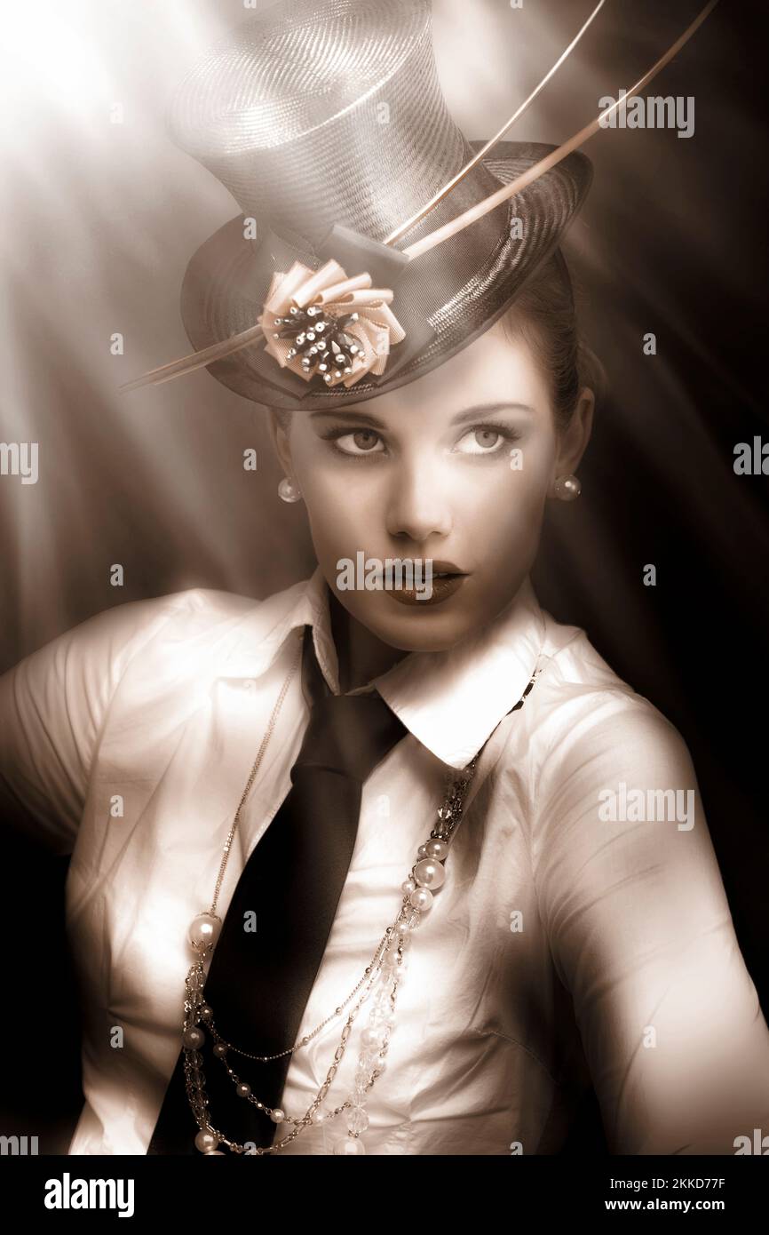 Femme actrice de vaudeville de costume et cravate chapeau haut-standing  illuminé et allumé sous les lumières de Broadway Photo Stock - Alamy