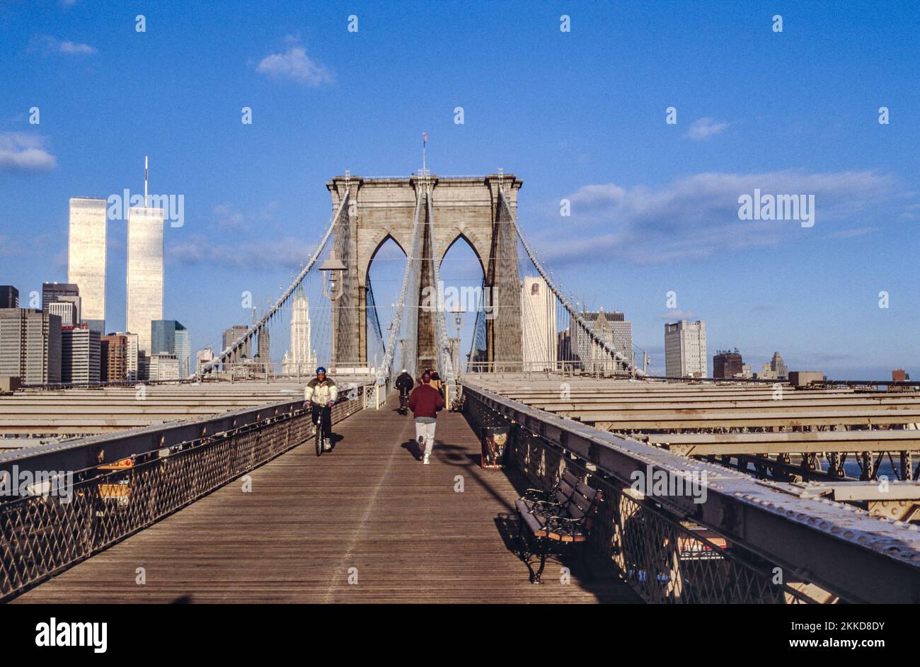 NEW YORK, Etats-Unis - SEP 10, 1996 : pont de brooklyn à New York avec deux tours en arrière-plan. Banque D'Images