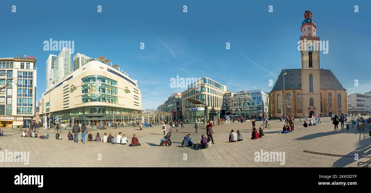 FRANCFORT, ALLEMAGNE - 26 FÉVRIER 2019 : vue panoramique de Francfort-sur-le-main avec gratte-ciel depuis Hauptwache avec des personnes dans la rue commerçante Zeil. Banque D'Images