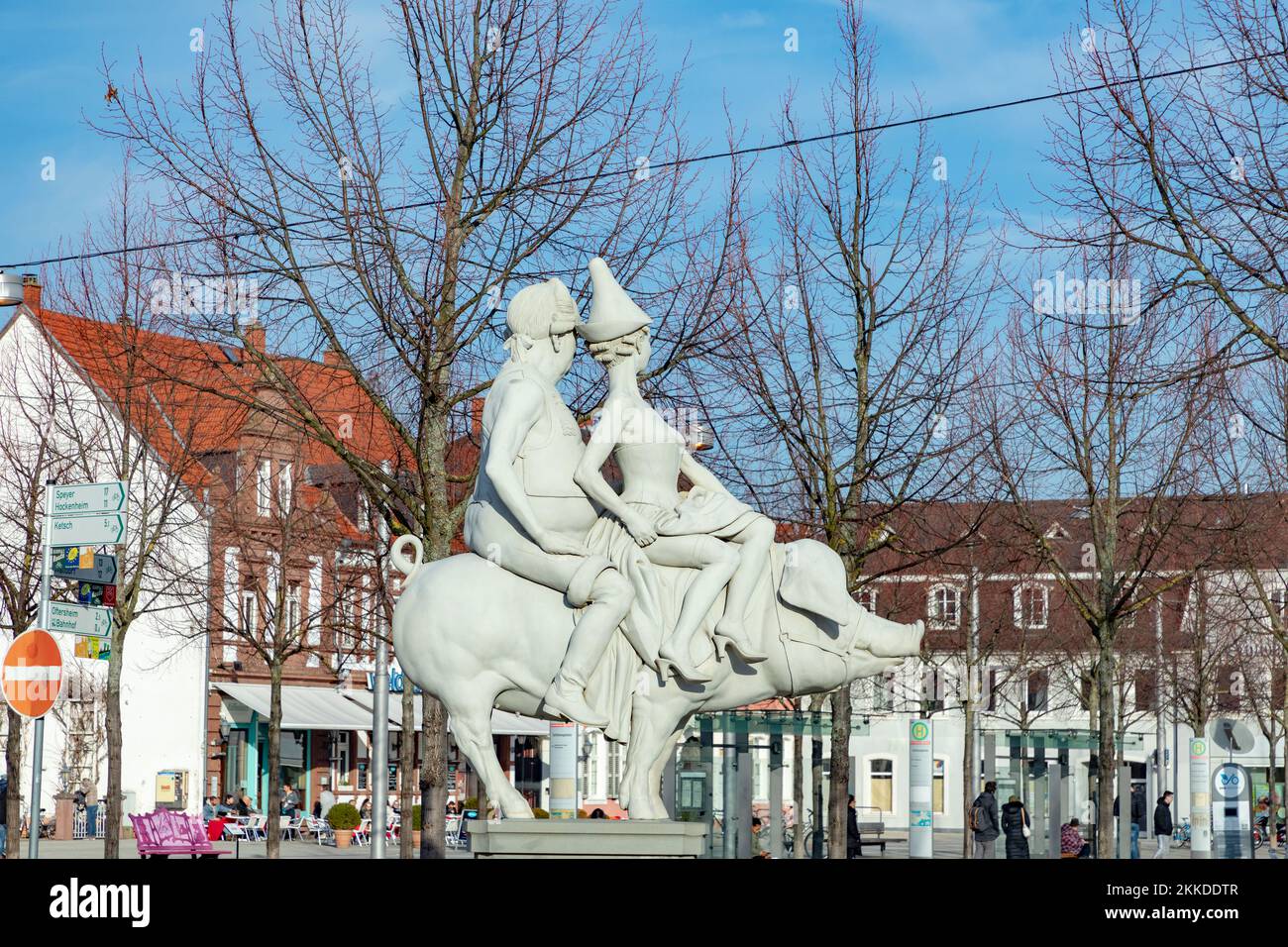 Schwetzingen, Allemagne - 6 FÉVRIER 2019 : la sculpture de Peter Lenk le Pig Lucky a été dévoilé en 2016. Il montre le Price-électeur Charles T, légèrement vêtu Banque D'Images