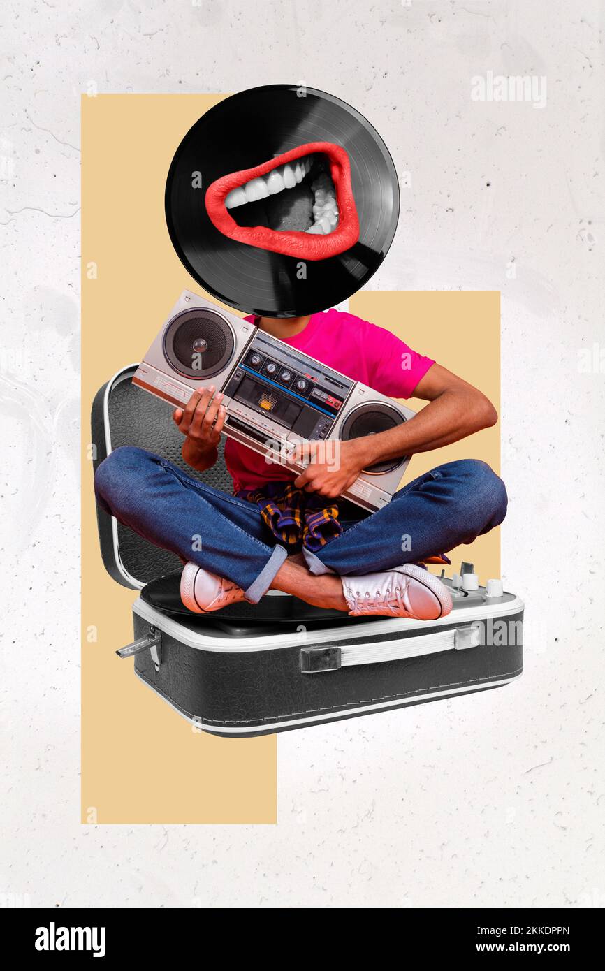 Image de collage vertical de personne vinyle au lieu de la tête tenir la boîte de perche grande bouche chantant isolé sur fond créatif Banque D'Images