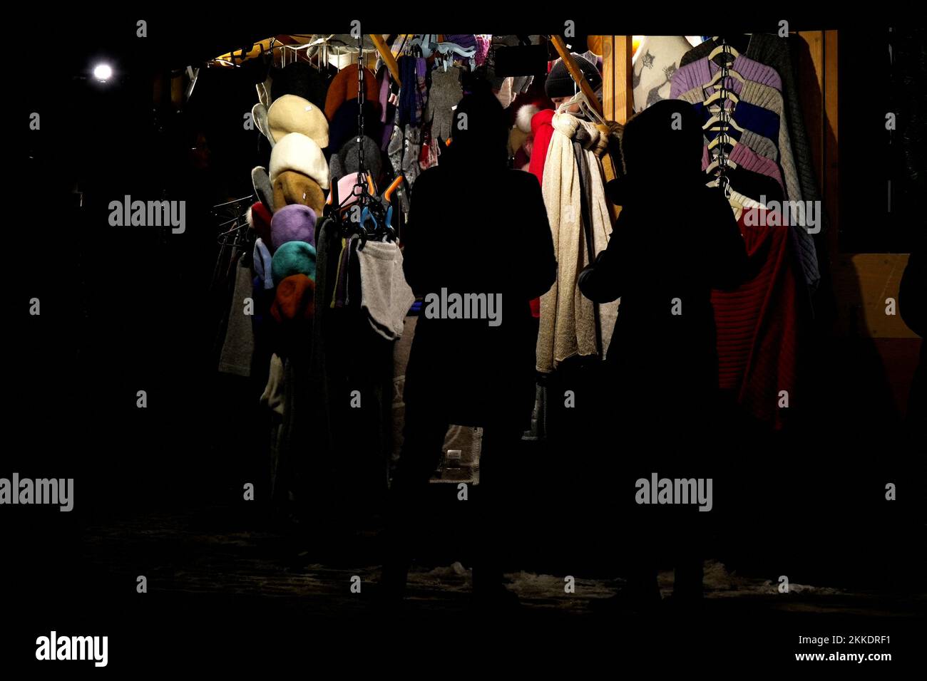 Les gens voient les marchandises sur le marché de Noël à Tallinn, Estonie 25 novembre 2022. REUTERS/Ints Kalnins Banque D'Images