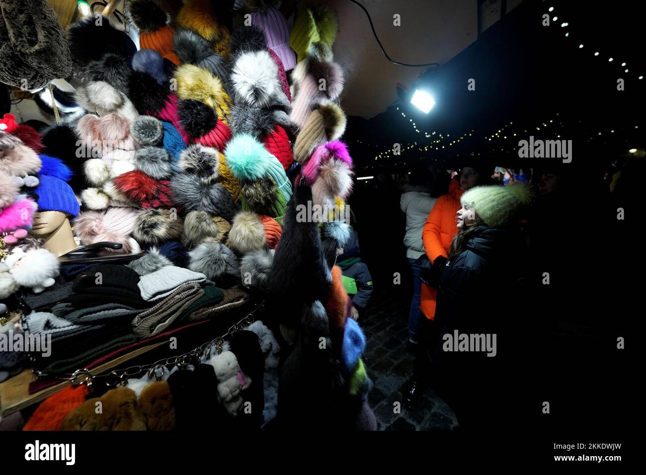 Les gens visitent le marché de Noël à Tallinn, Estonie 25 novembre 2022. REUTERS/Ints Kalnins IMAGES TPX DU JOUR Banque D'Images