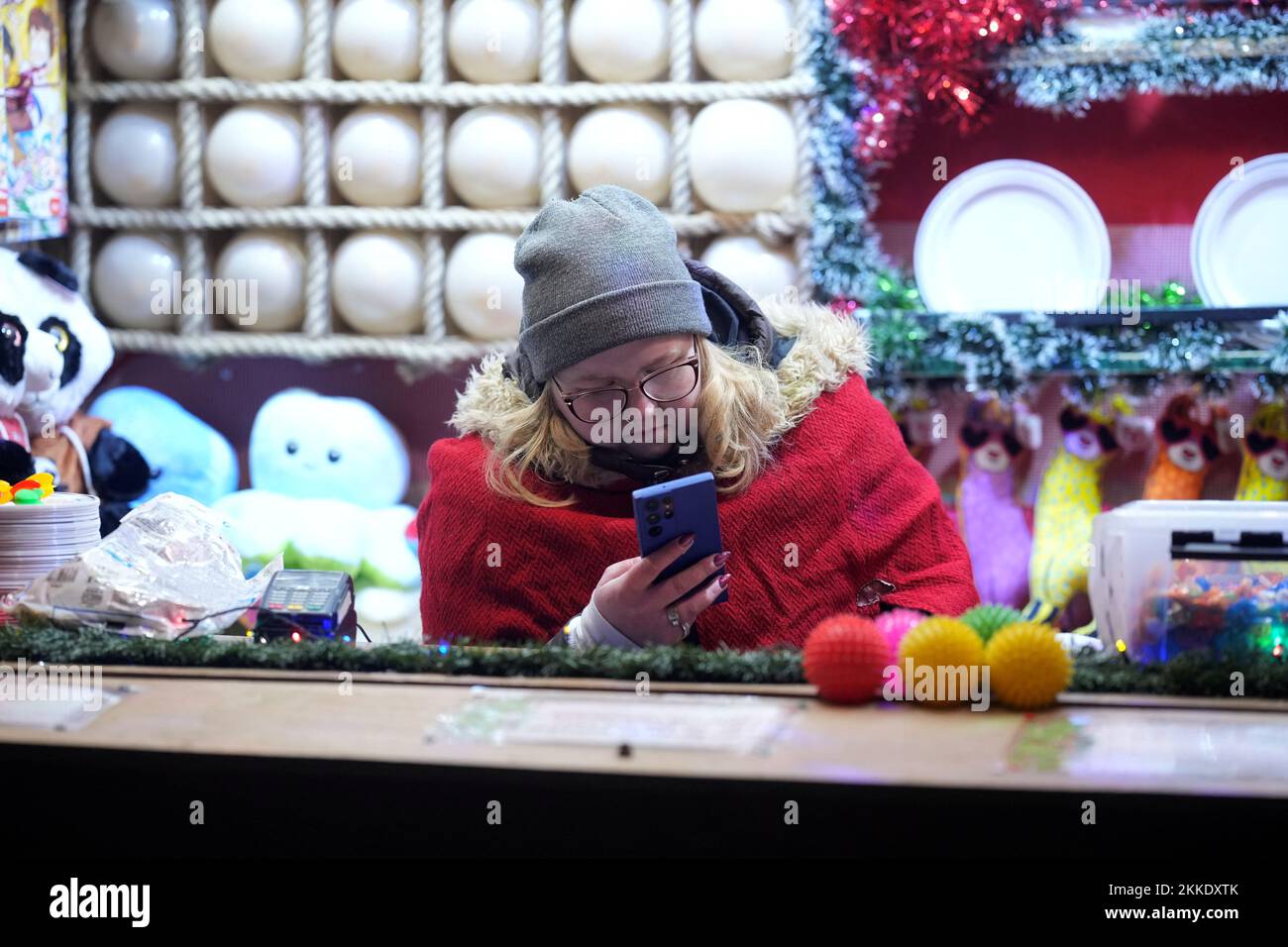 Un marchand utilise un smartphone alors qu'il attend des clients sur le marché de Noël à Tallinn, Estonie 25 novembre 2022. REUTERS/Ints Kalnins Banque D'Images