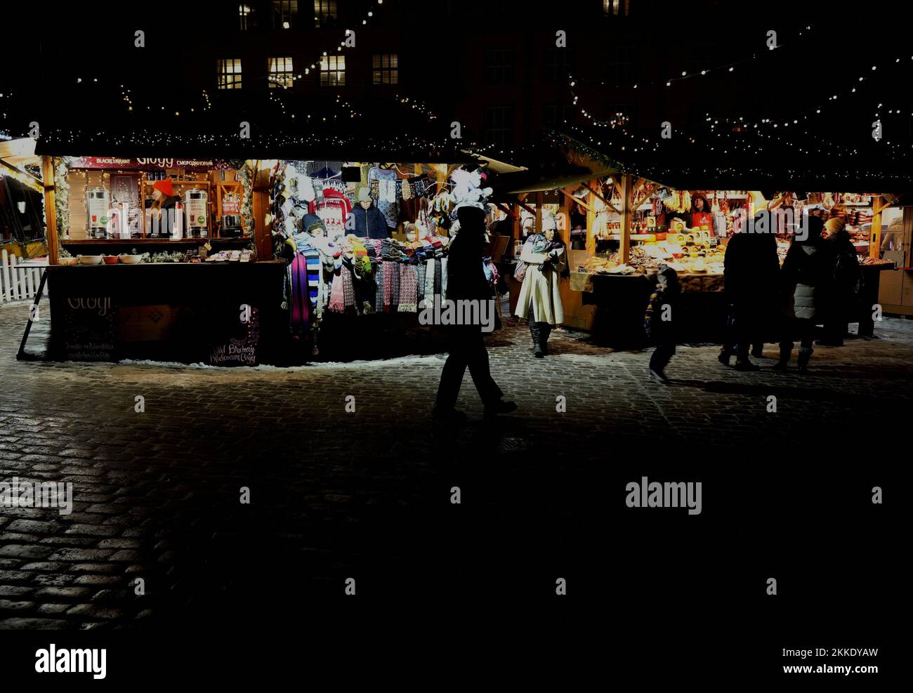 Les gens visitent le marché de Noël à Tallinn, Estonie 25 novembre 2022. REUTERS/Ints Kalnins Banque D'Images