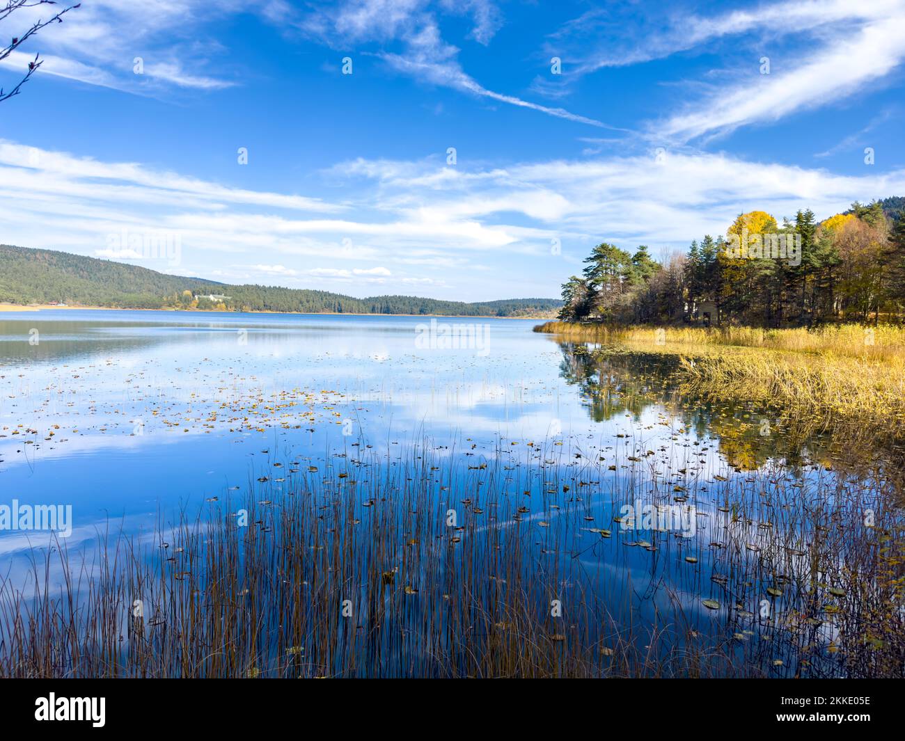 Lac Abant et paysage d'automne. Parc national d'Abant - Bolu, Turquie Banque D'Images