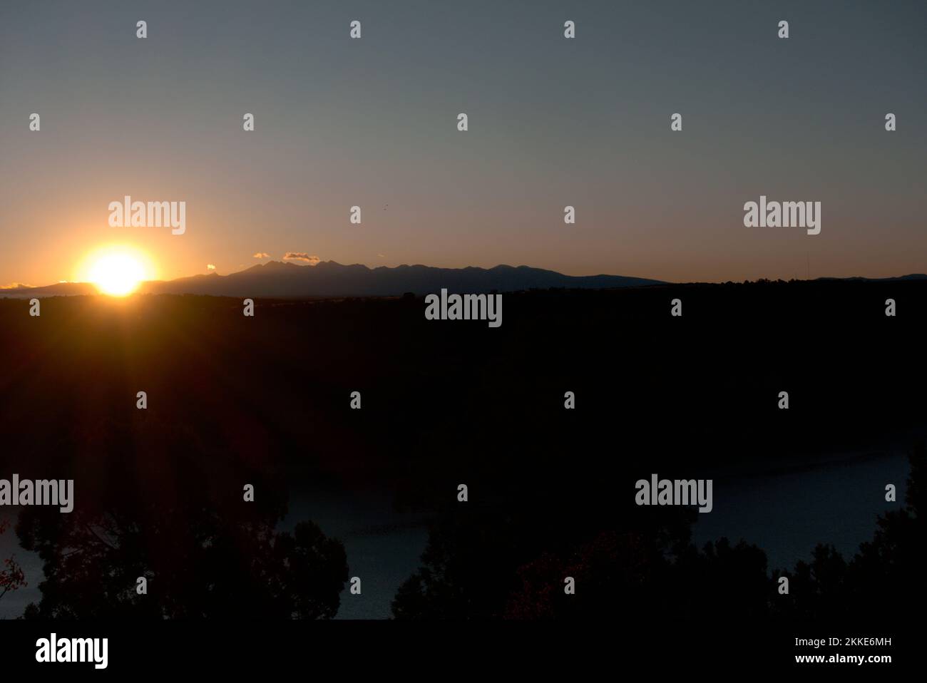 Début de l'automne dans les montagnes San Juan du Colorado - lever du soleil sur les montagnes de la Plata, vue depuis le réservoir McPhee Banque D'Images