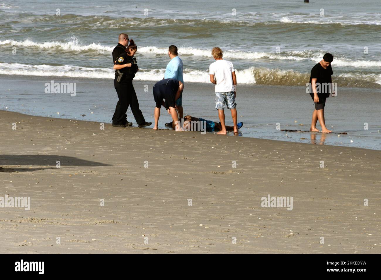 Floride, États-Unis. 25th novembre 2022. Melbourne Beach, comté de Brevard, Floride, États-Unis. 25 novembre 2022. Les unités de Brevard County Ocean Rescue, Brevard County Fire Rescue, Melbourne Beach Fire/Marine Rescue et Melbourne Beach police Department ont aidé à retirer une personne de la plage après un incident de quasi-noyade après avoir été attrapée dans un courant de rip. Credit: Julian Leek/Alay Live News Credit: Julian Leek/Alay Live News Banque D'Images