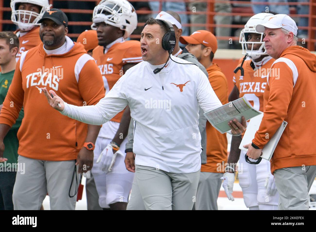 Austin, Texas, États-Unis. 25th novembre 2022. Texas Longhorns entraîneur en chef Steve Sarkisian discutant avec les refs sur un mauvais appel pendant le match entre l'Université du Texas Longhorns et l'Université Baylor Bears au Darrell K Royal-Texas Memorial Stadium à Austin, Texas. Le Texas a battu Baylor, 38-27.Patrick Green/CSM/Alamy Live News Banque D'Images