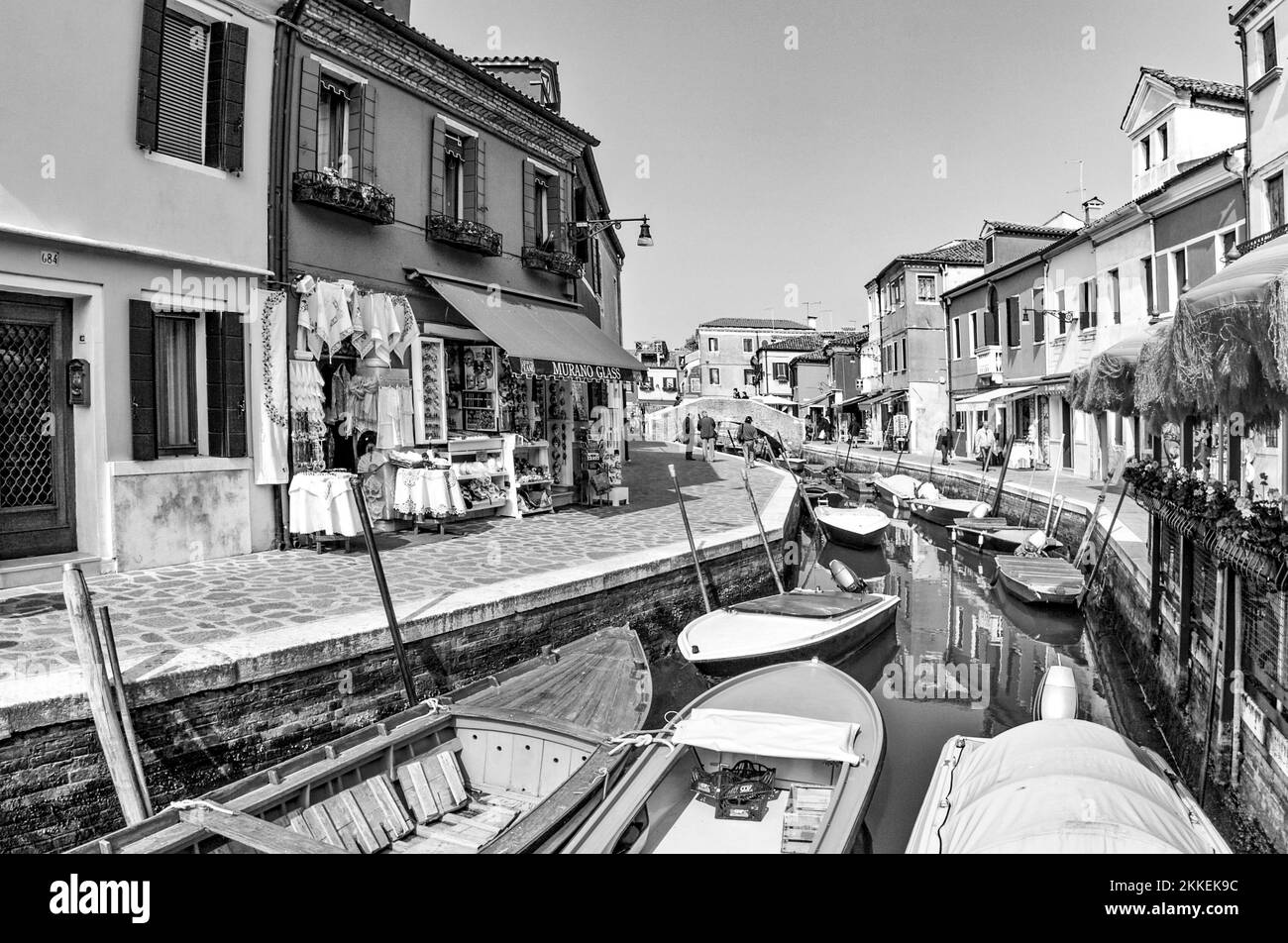 Venise, Italie - 10 avril 2007: Belles maisons colorées de la vieille ville de pêcheurs de Burano dans la laguna de Venise, Italie. Venise est le plus visité Banque D'Images