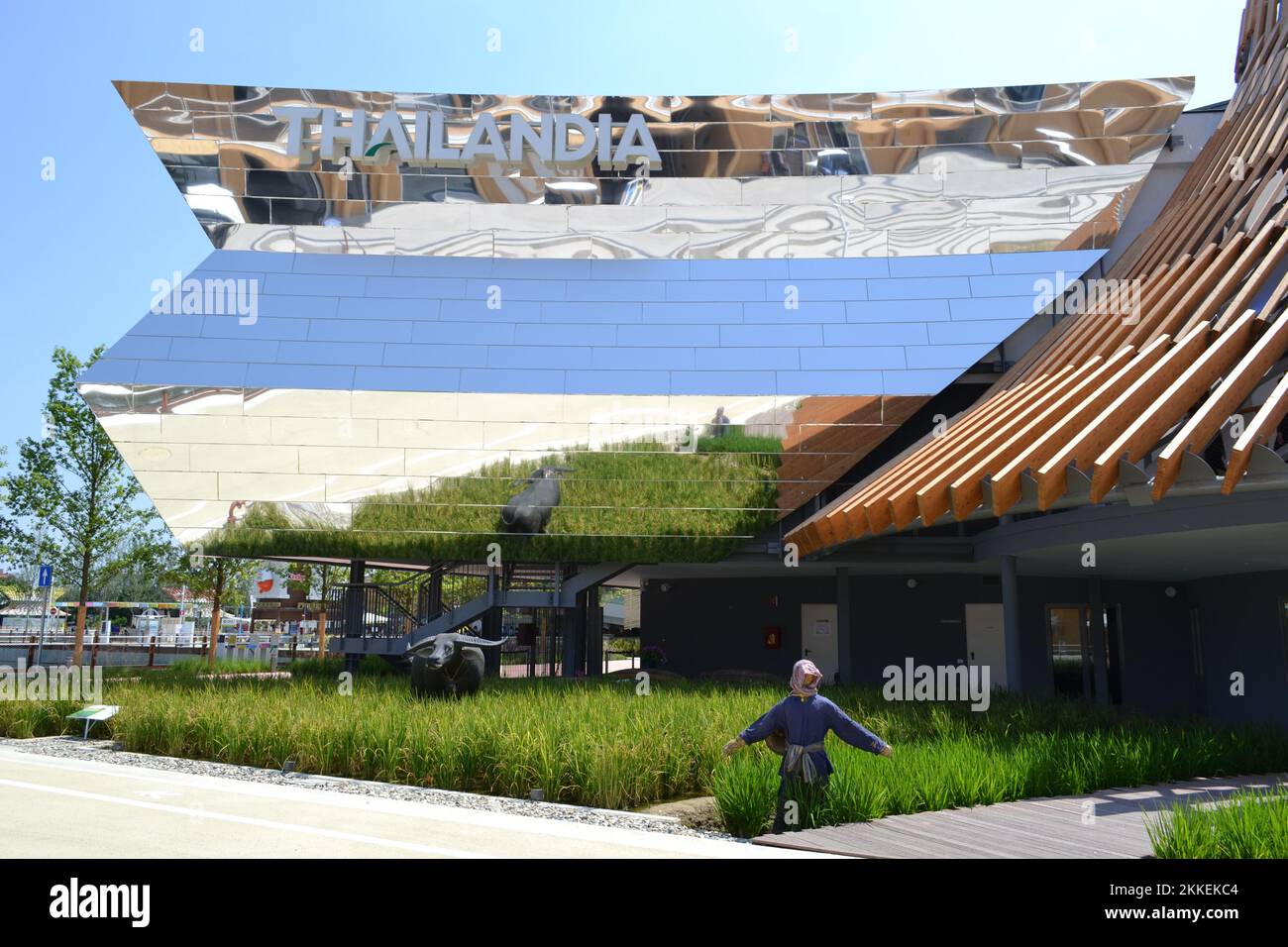 Vue panoramique de la partie extérieure du pavillon thaïlandais de l'EXPO Milano 2015 sous le soleil direct et lumineux. Miroirs géants, toit conique en bois. Banque D'Images