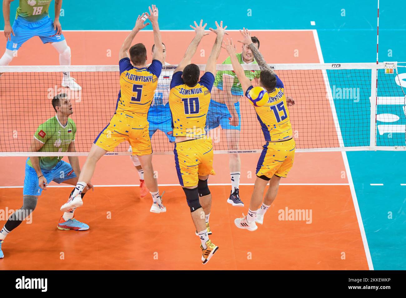 Toncek Stern (Slovénie), Oleh Plotnytskyi, Yurii Semeniuk, Vitalii Shchytkov (Ukraine). Championnat du monde de volleyball 2022. Quarts de finale Banque D'Images