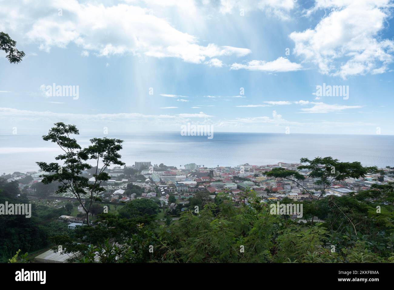 Ville côtière des Caraïbes de Roseau en Dominique, avec accès à la mer des Caraïbes Banque D'Images
