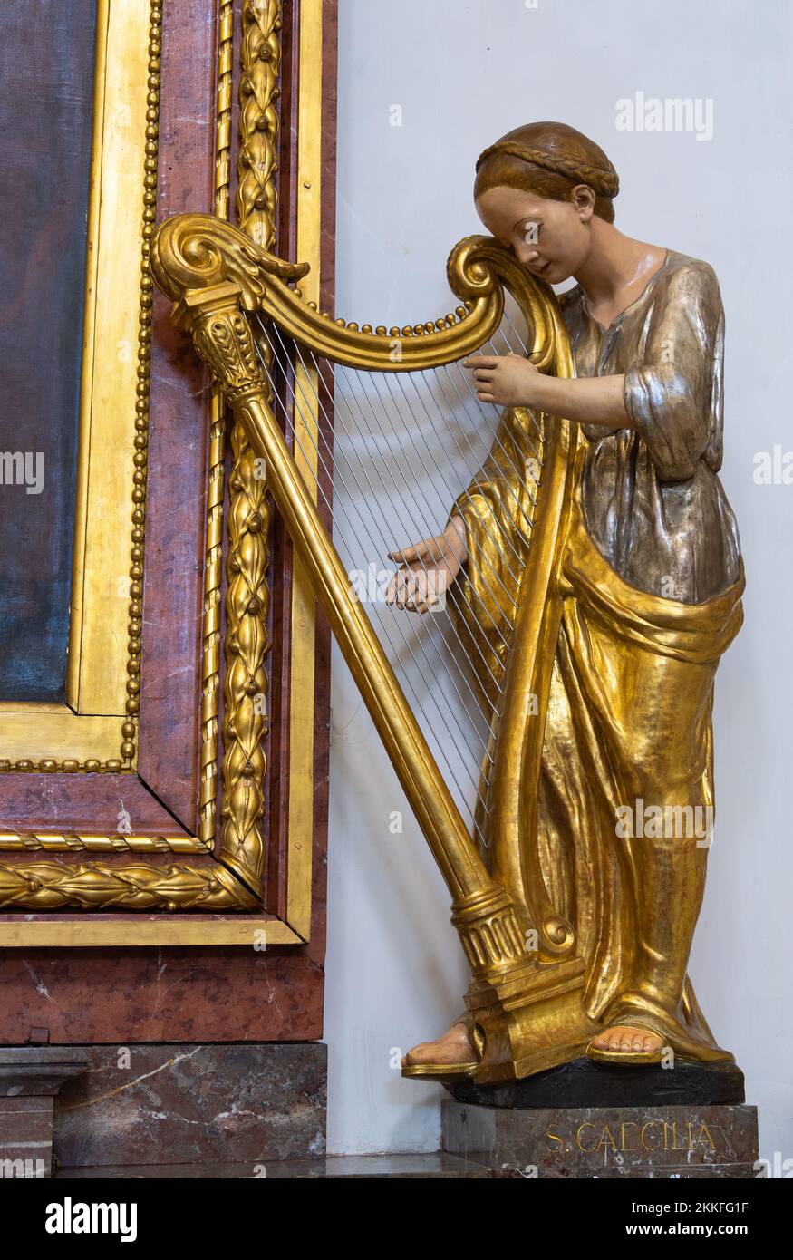 Soleure, Suisse - 12 juillet 2022 : statue de Saint Cecilia, patron de la musique d'église, à la cathédrale de Soleure, Suisse Banque D'Images