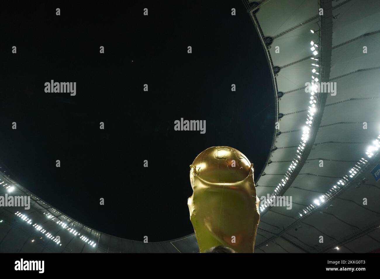 Doha, Qatar. 25th novembre 2022. DOHA, QATAR - NOVEMBRE 25 : réplique du trophée avant la coupe du monde de la FIFA le Qatar 2022 groupe Un match entre les pays-Bas et l'Équateur au stade international de Khalifa sur 25 novembre 2022 à Doha, Qatar. (Photo de Florencia Tan Jun/PxImages) crédit: PX Images/Alamy Live News Banque D'Images