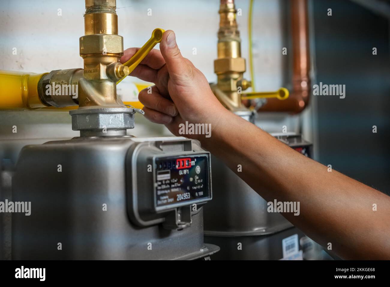 Une personne ajustant un compteur de gaz pour réduire la consommation