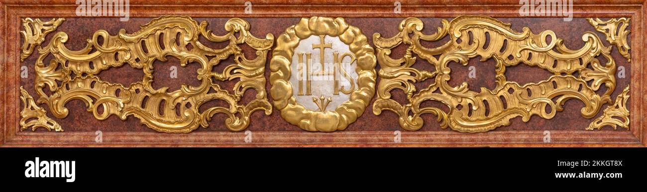 LUZERN, SUISSE - JUNY 24, 2022 : relief polychrome sculpté des initiales IHS de Jésus sur la mensa de Jesuitenkirche à partir de 17. cent. Banque D'Images