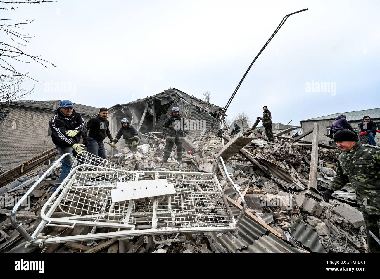 VILNIANSK, UKRAINE - 23 NOVEMBRE 2022 - les sauveteurs du Service d'urgence de l'État retirent les décombres de la maternité du multidisciple de Vilniansk Banque D'Images