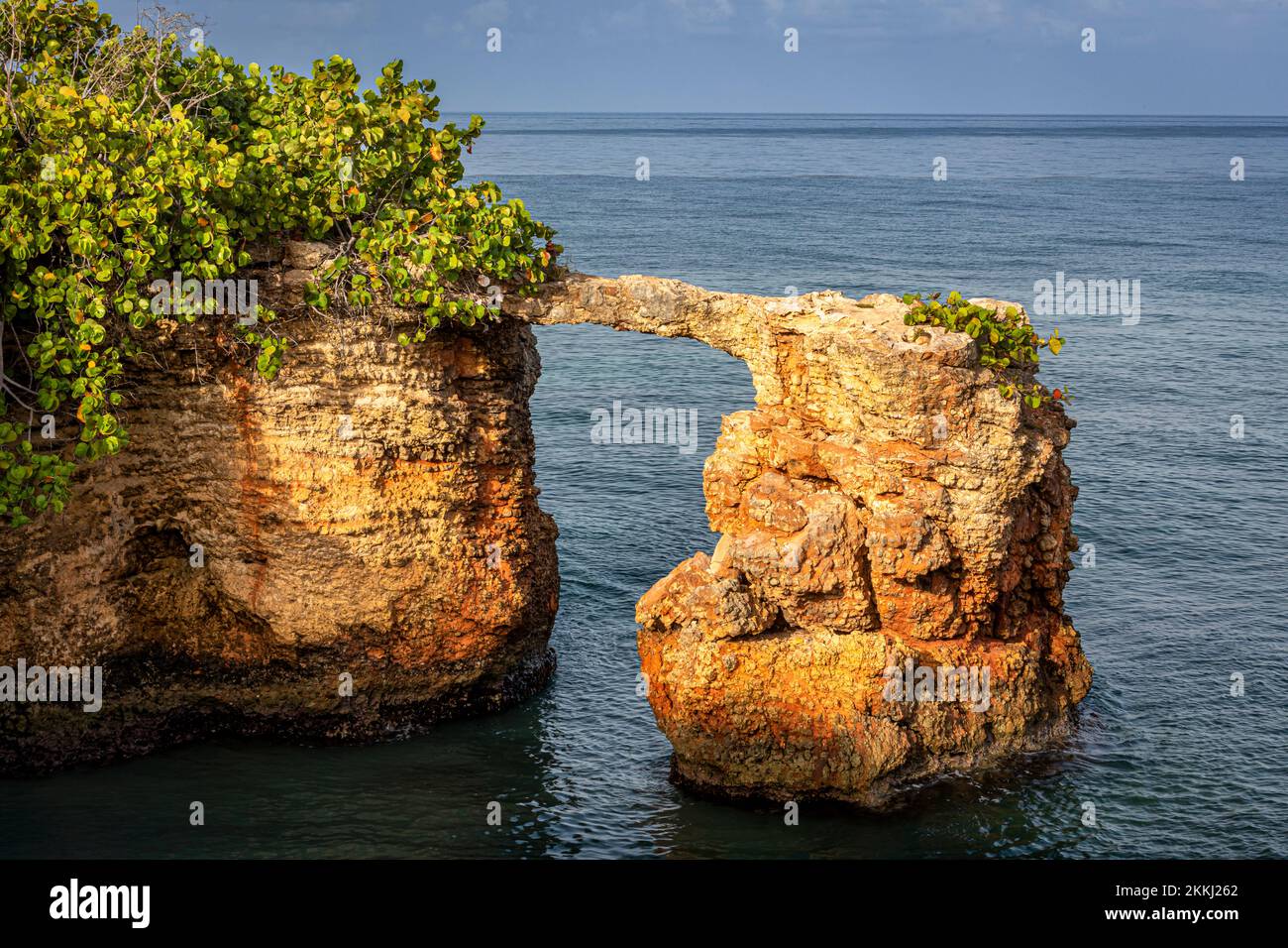 Rock Bridge à la pointe de Cabo Rojo, sur l'île tropicale des Caraïbes de Puerto Rico, Etats-Unis. Banque D'Images