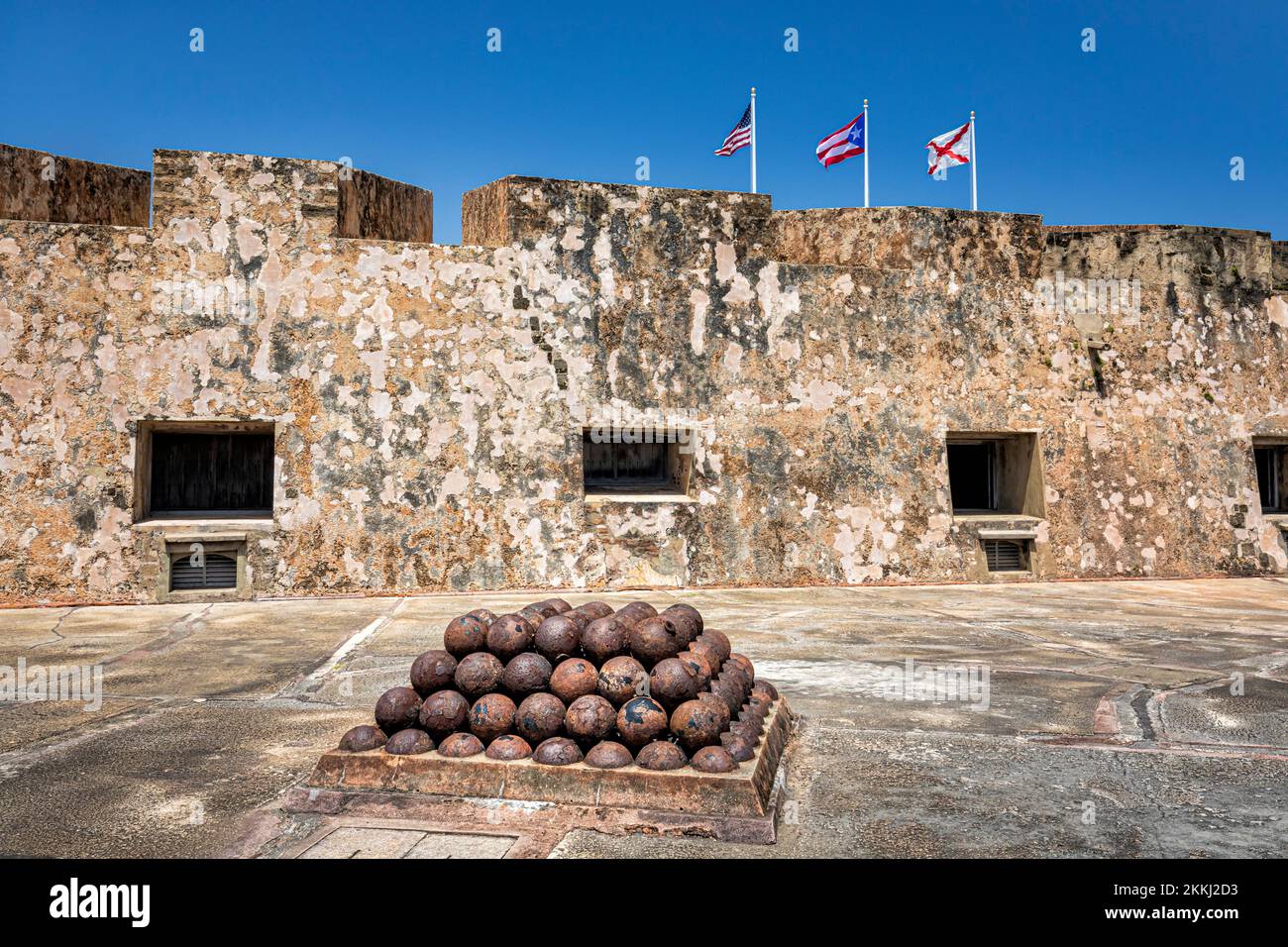 Balles de Canon au château de San Cristobal dans le vieux San Juan, sur l'île tropicale des Caraïbes de Puerto Rico, États-Unis. Banque D'Images
