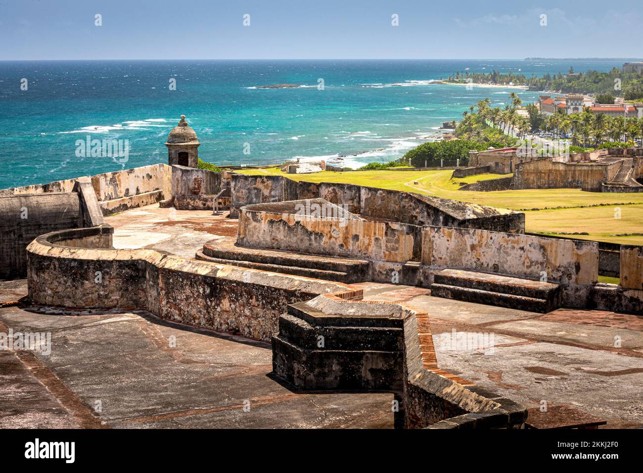 Vue à l'ouest sur l'océan des Caraïbes depuis le château de San Cristobal dans le vieux San Juan, sur l'île tropicale des Caraïbes de Puerto Rico, États-Unis. Banque D'Images
