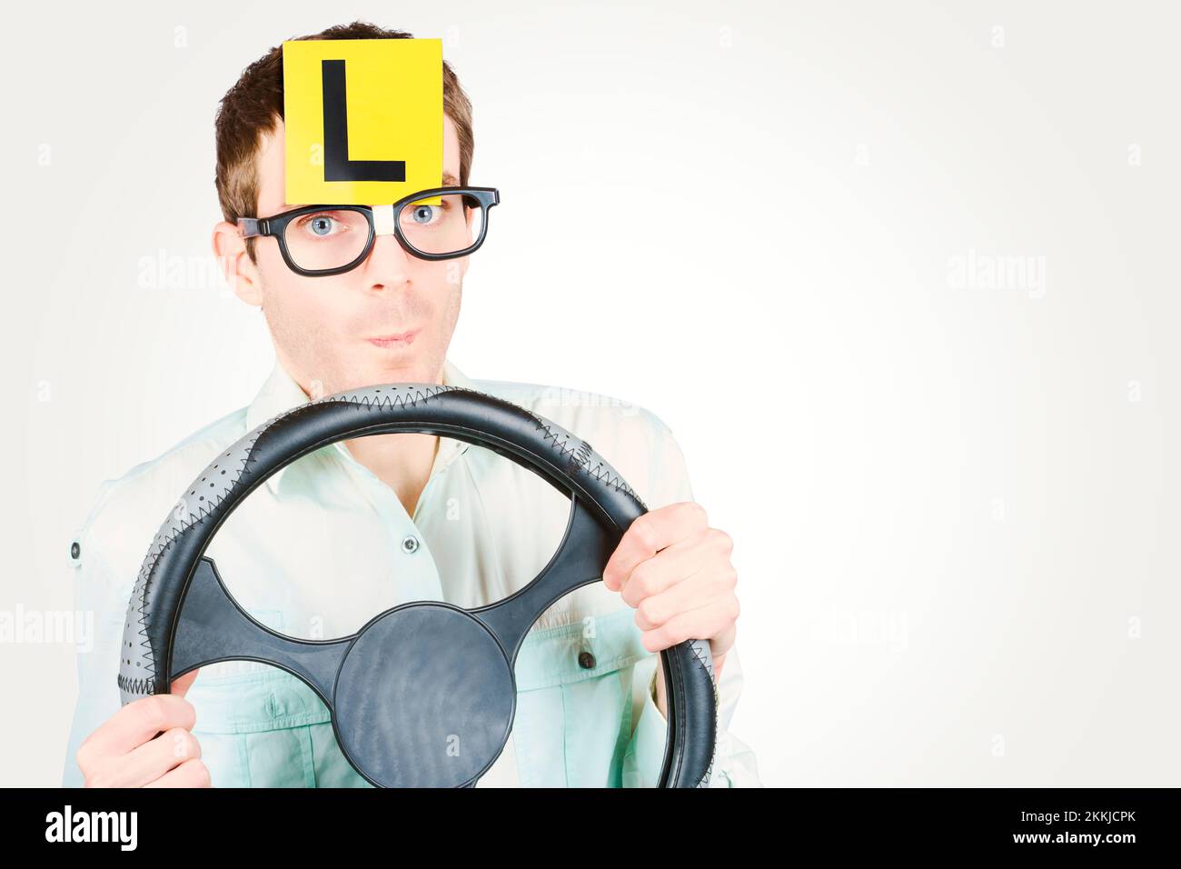 Photo de l'automobile d'un homme pratiquant l'apprenti conducteur de véhicule avec précision des manoeuvres voiture volant à l'école de conduite intelligente Banque D'Images