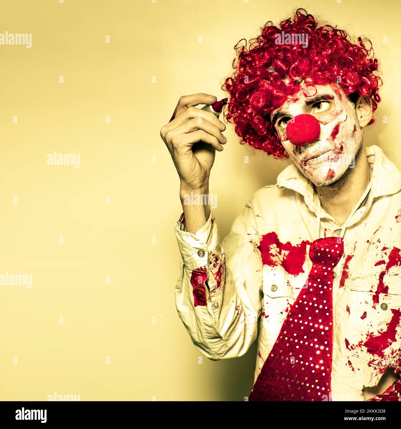 Clown de Grunge effrayant en costume d'affaires sale et dessin de cravate  Sur les murs avec UN stylo rouge pour vous à Écrivez votre message  d'Halloween dans le sang Photo Stock -